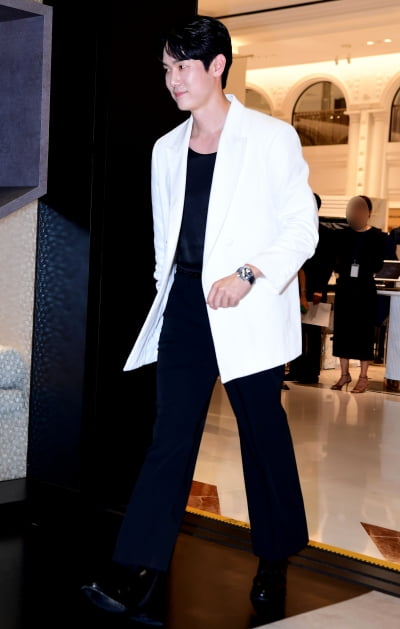 [TEN포토] 유연석 '우월한 비율'