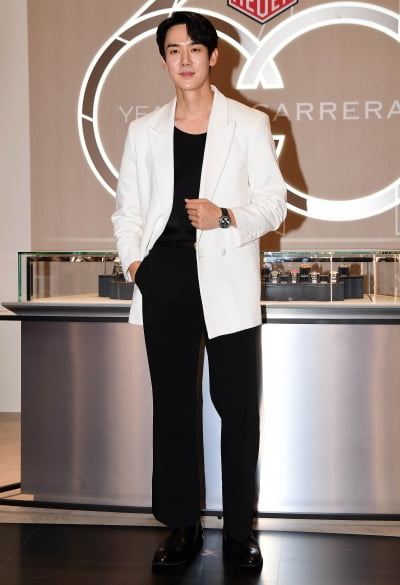 [TEN포토] 유연석 '깔끔한 블랙&화이트'