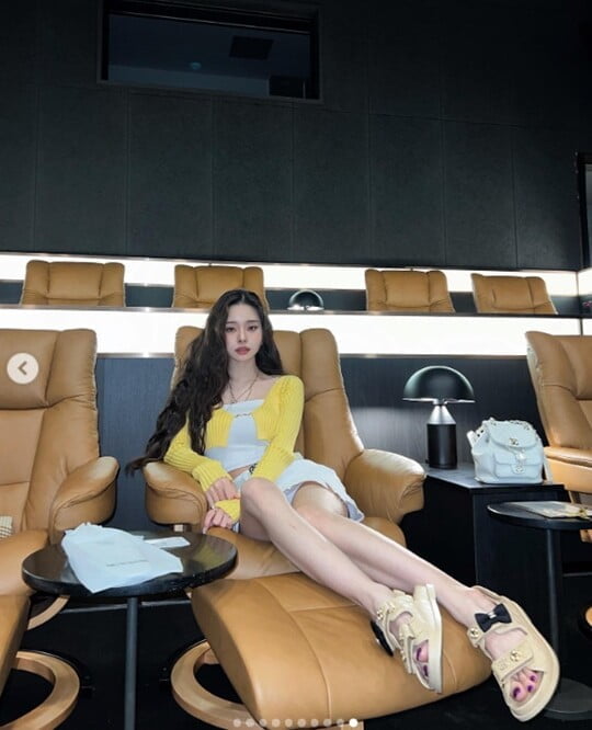 프리지아, 한 뼘 스커트로 비현실적인 각선미 노출 "범죄도시 나도 봤다"