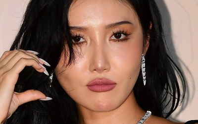 [공식] '12살 연상과 열애설' 화사, 싸이가 품었다