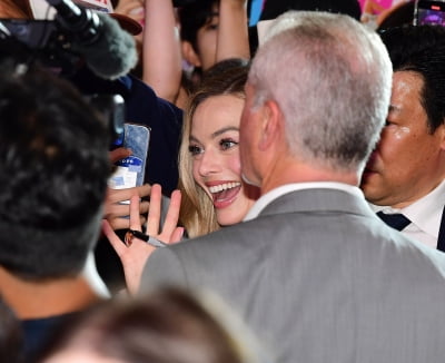 [TEN포토] 마고 로비(Margot Robbie) '셀카도 척척'