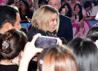 [TEN포토] 그레타 거윅 감독 '한국팬과 소통중'