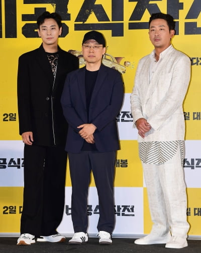 [TEN포토] 주지훈-김성훈 감독-하정우 '믿음으로 뭉친 배우와 감독'