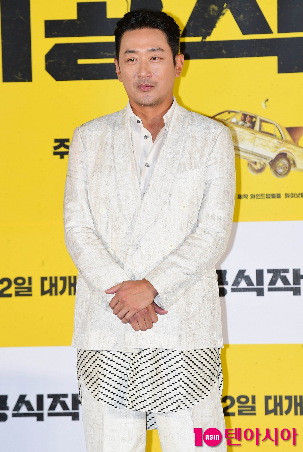 '비공식작전' 하정우, "옥상 와이어 액션신 심경? 기도밖에 없다"  