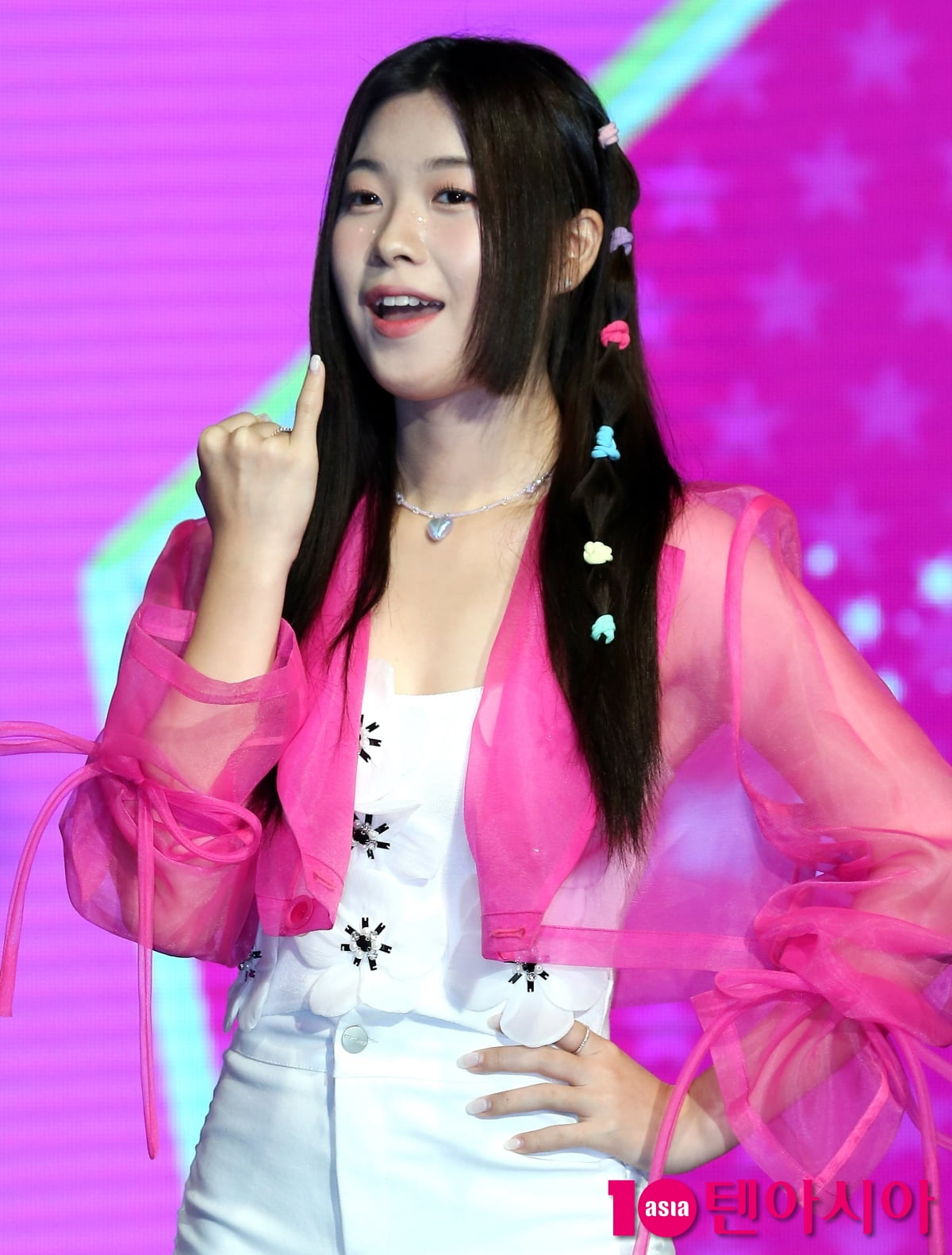 [TEN포토] 성민지 '스윗한 시그니처 포즈'