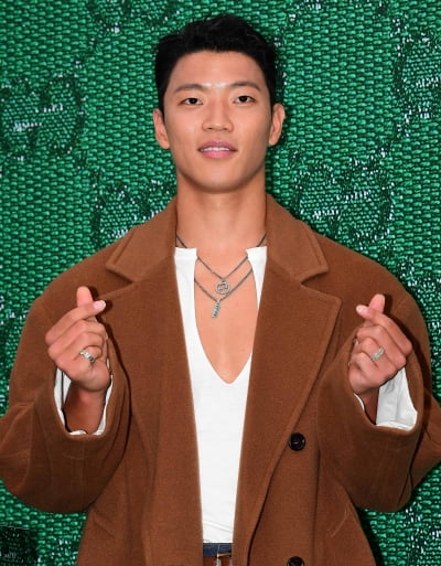 [TEN포토] 황희찬 '수줍은 하트'