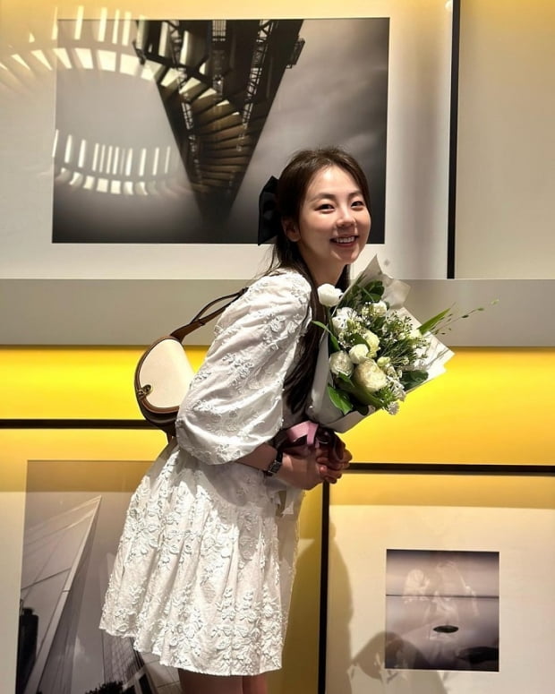 러블리한 안소희, ‘가방까지 완벽한 러블리’