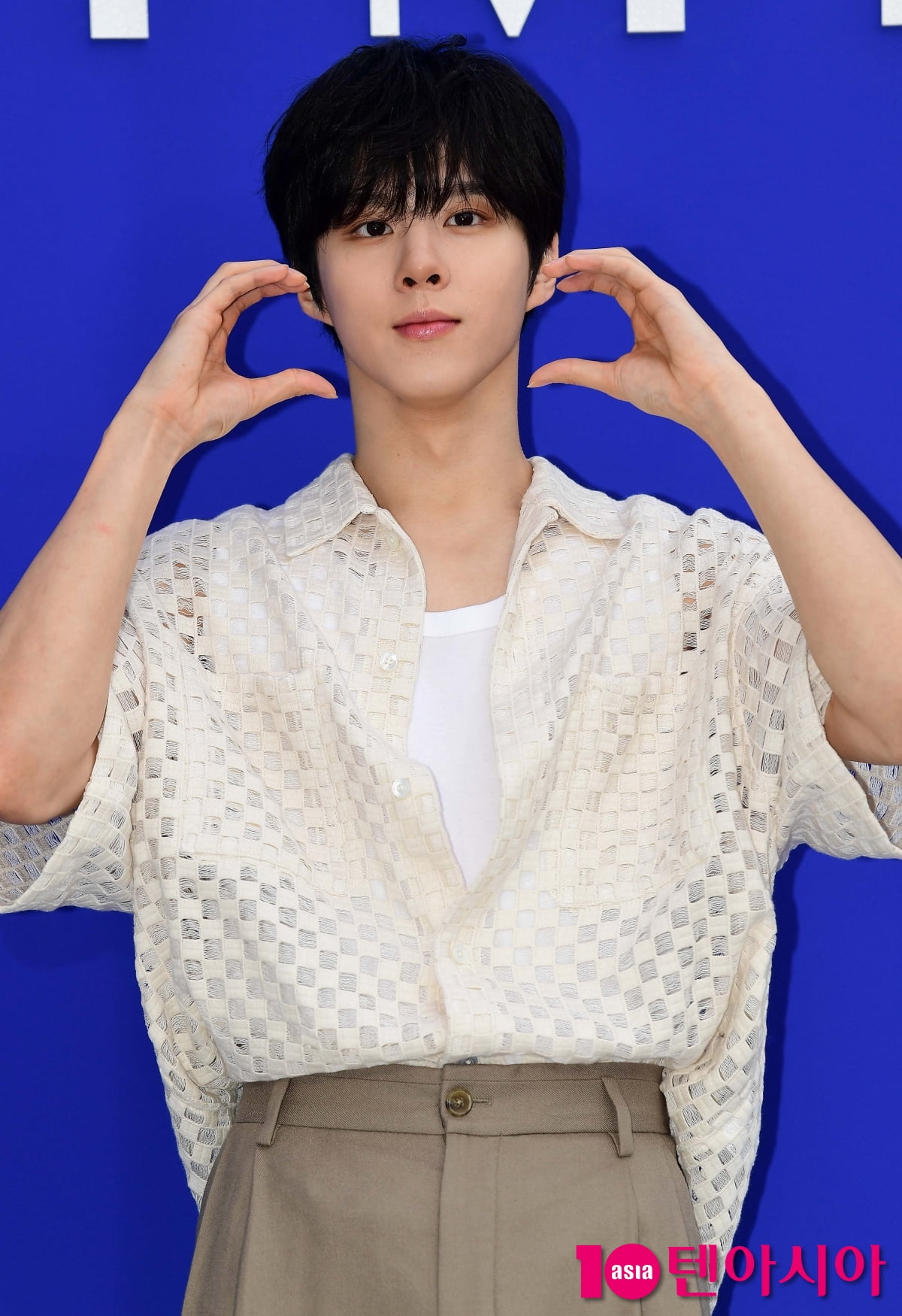 [TEN포토] 김우석 '하트도 멋스럽게'