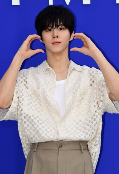 [TEN포토] 김우석 '하트도 멋스럽게'