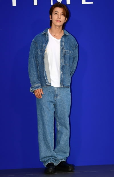 [TEN포토] 동해 '청청패션도 완벽해'