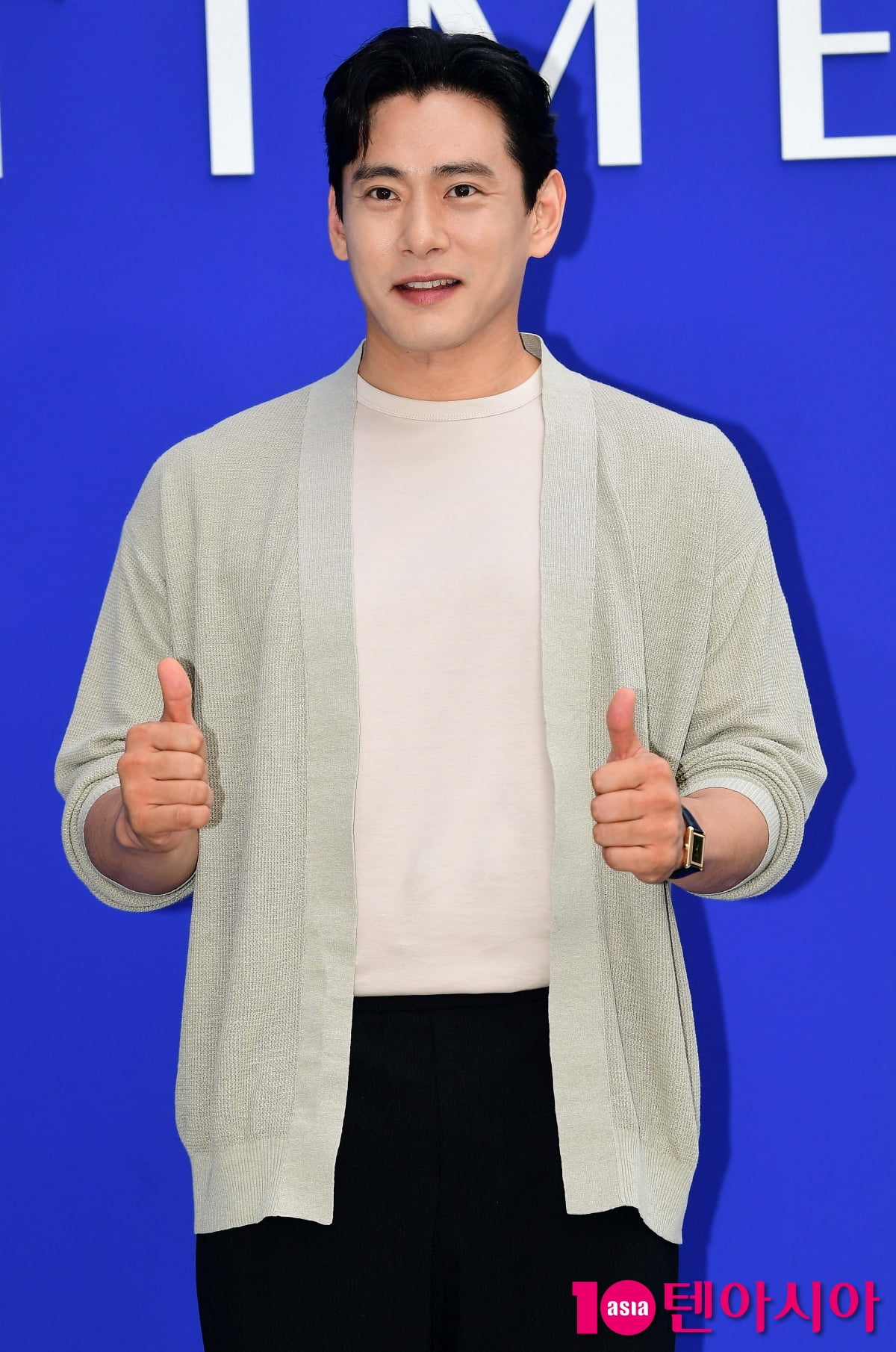 [TEN포토] 유태오 '태평양 어깨'