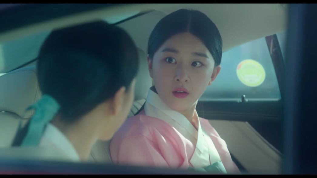 "흉측 망측해라"…박주미, 노출 의상+뜨거운 키스에 '현생 적응 불가'('아씨두리안')