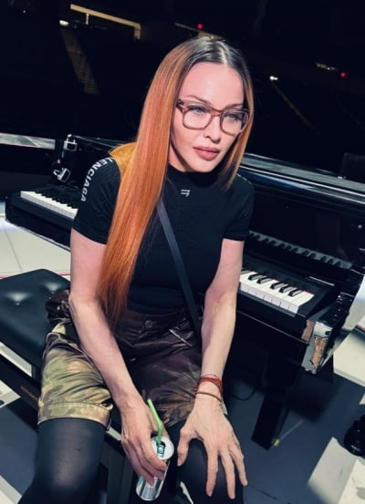 '박테리아 감염' 마돈나, 건강 회복했다 "포니테일에 립스틱 바르고 산책" [TEN할리우드]