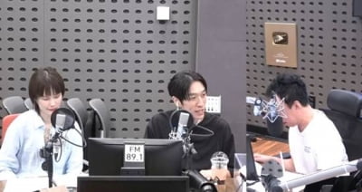 '187cm' 빽가 "연예인이지만 비즈니스석 안 타, 질문에 상처받기도" ('라디오쇼')