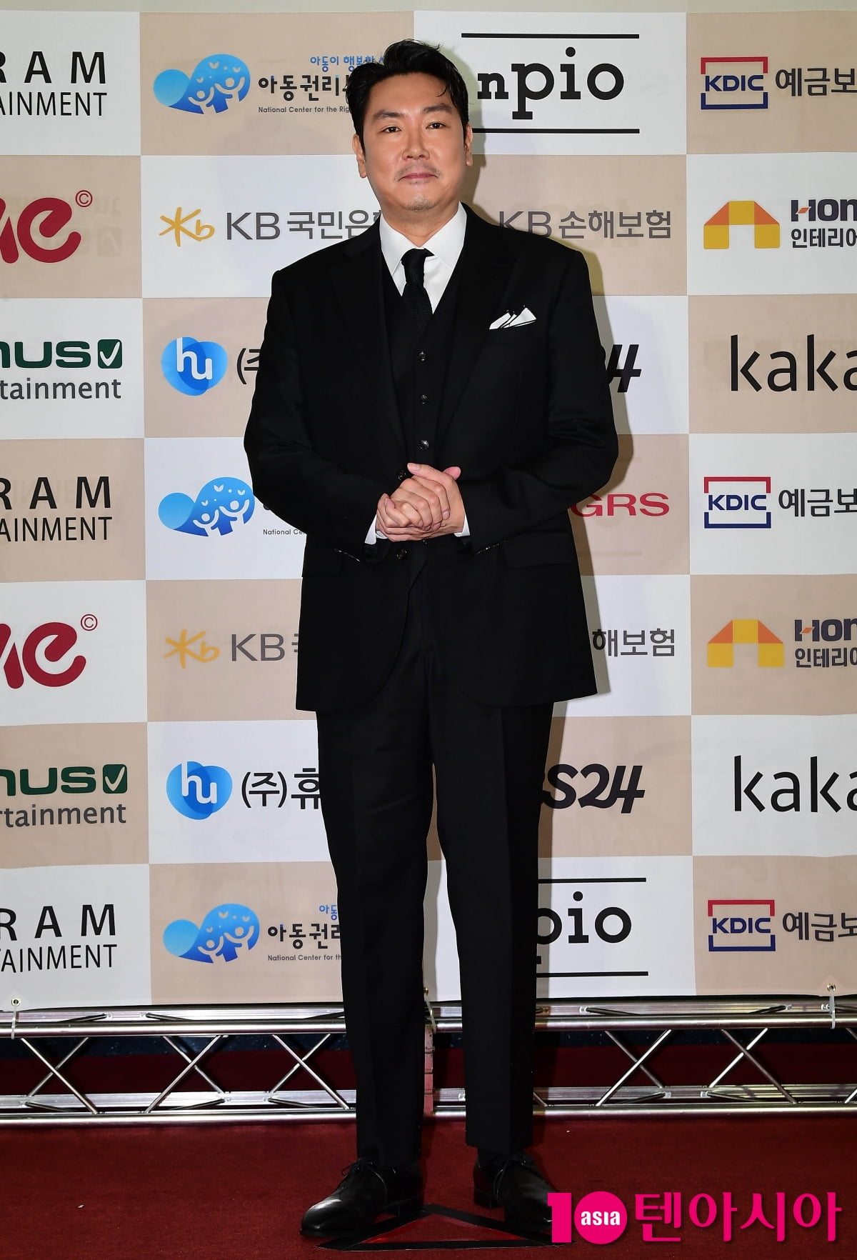 [TEN포토] 조진웅 '포토월은 어색해'