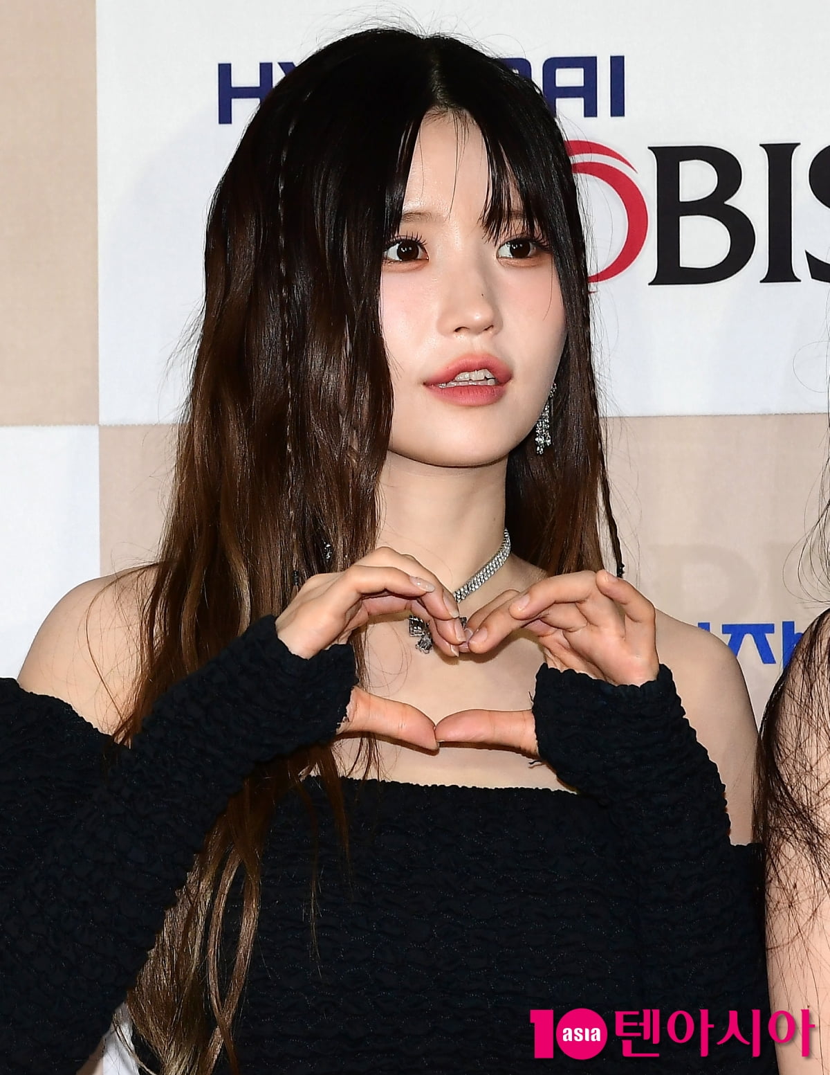 [TEN포토] 프로미스나인 송하영 '하트는 청순하게'