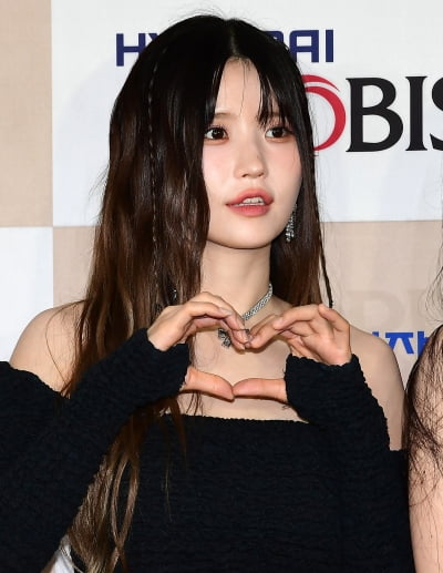 [TEN포토] 프로미스나인 송하영 '하트는 청순하게'