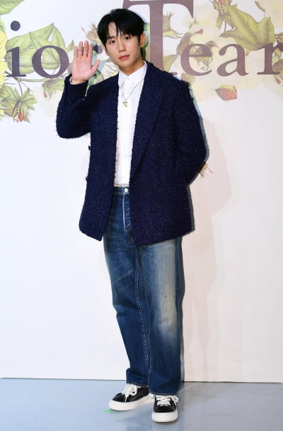 [TEN포토] 정해인 '청바지+흰티만 입어도 빛나'