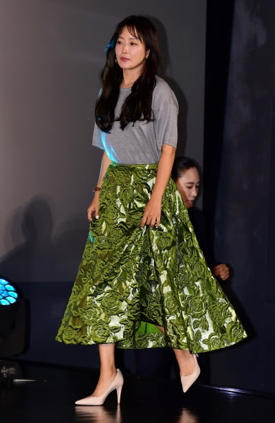 [TEN포토] 김희선 '남다른 패션감각'
