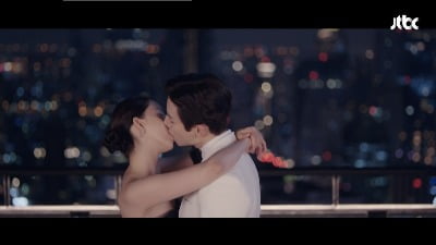 [종합]이준호♥임윤아 서로의 가정사 고백 후 진한 키스 "더 이상 바랄게 없다"('킹더랜드')