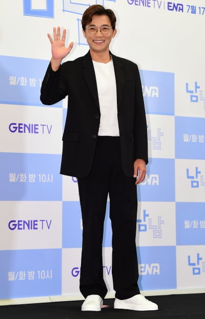 [TEN포토] 안재욱 '깔끔한 블랙&화이트'