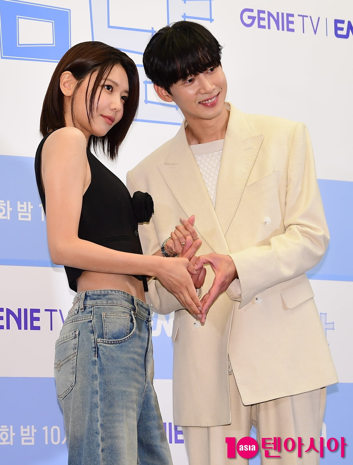 [TEN포토] 박성훈-최수영 '다정하게 하트창조'