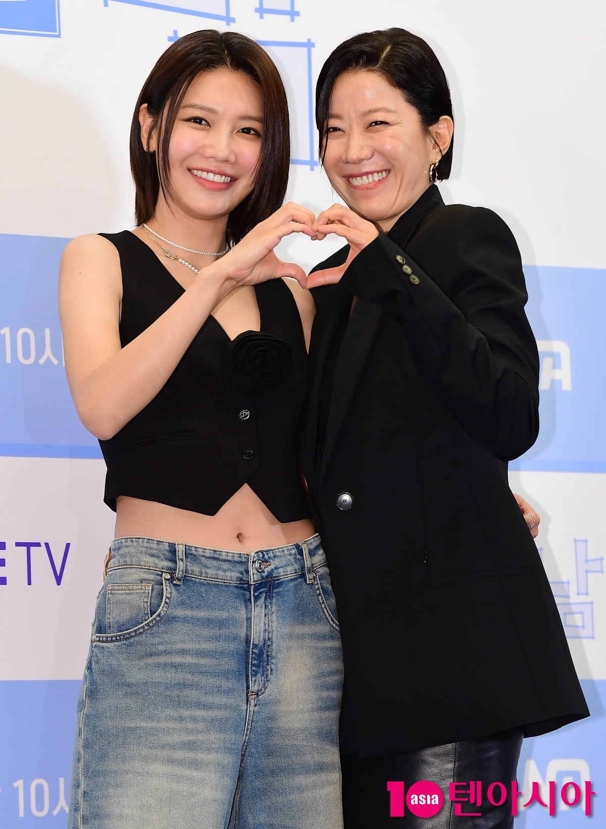 [TEN포토] 전혜진-최수영 '미소마저 닮았네'