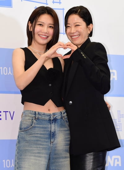 [TEN포토] 전혜진-최수영 '미소마저 닮았네'