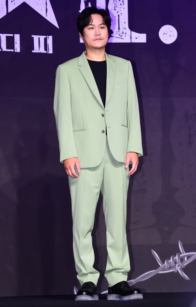 [TEN포토] 김성균 '화려한 수트'