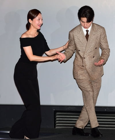 [TEN포토] 염정아 도움주는 박정민