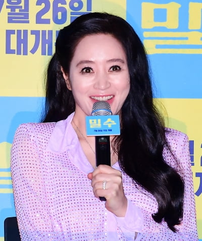 [TEN포토] 김혜수 '핑크빛 미소'