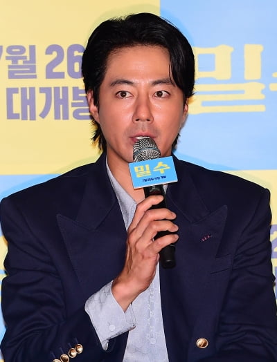 [TEN포토] 조인성 '오늘도 멋짐'