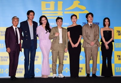 [TEN포토] 김종수-조인성-김혜수-류승완 감독-염정아-박정민-고민시 '영화 '밀수' 기대하세요'