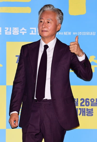 [TEN포토] '밀수' 김종수 '우리 영화 엄지척'