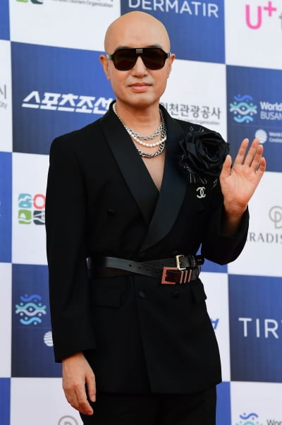 [TEN포토] 홍석천 '빛나는 손인사'