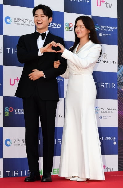 [TEN포토] 이학주-경수진 '하트는 즐거워'