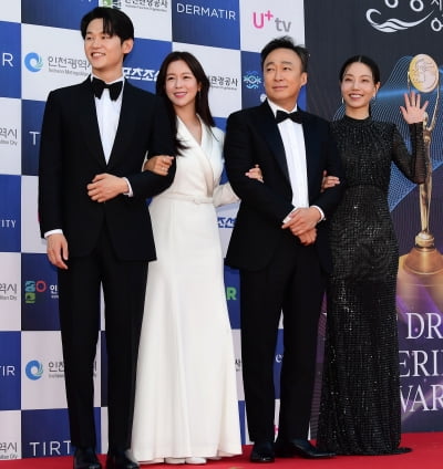 [TEN포토] 이학주-경수진-이성민-김신록 '우리는 형사록팀'