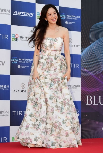 [TEN포토] 정려원 '화사한 꽃무늬'