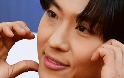 "수상 전 양해 구했다" 덱스, 홍석천 볼 뽀뽀 받은 '마성의 남자'였네[TEN이슈]
