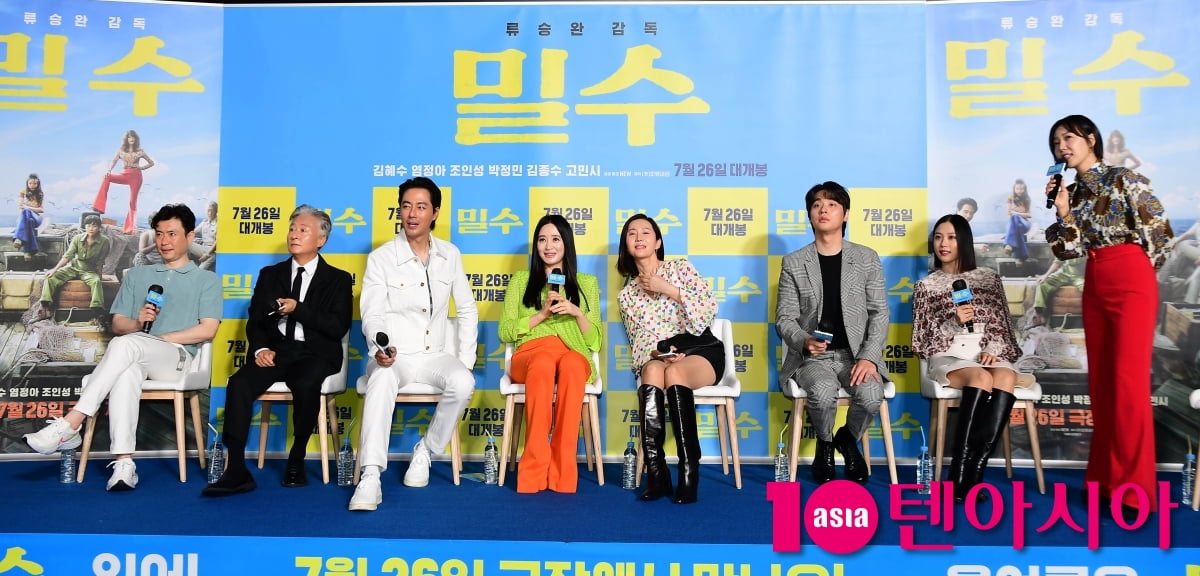 [TEN포토]영화 '밀수'주역들과 첫번째 관객들과 함께