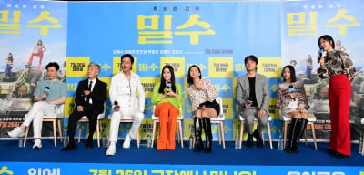 [TEN포토]영화 '밀수'주역들과 첫번째 관객들과 함께