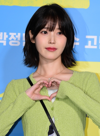[TEN포토] 아이유 '하트 상큼하게'