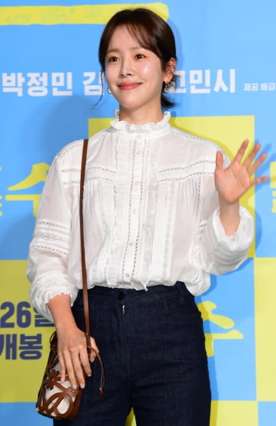 [TEN포토] 한지민 '청순미 뿌리는 인사'