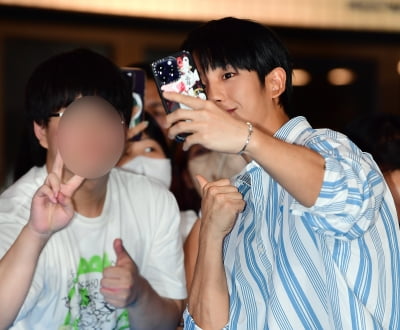 [TEN포토] 정해인 '귀인과 셀카타임'