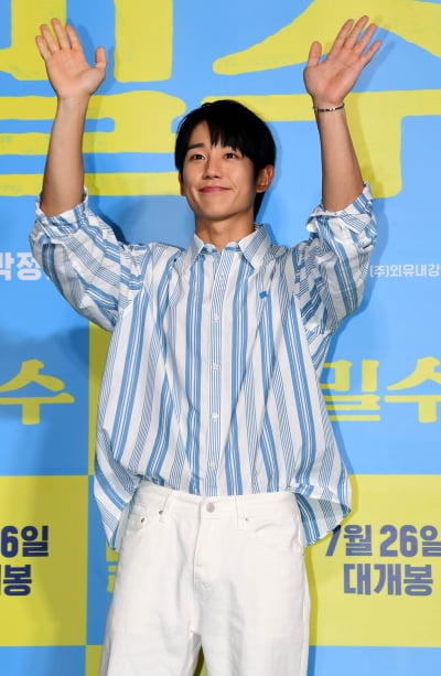 [TEN포토] 정해인 '멋진 인사'