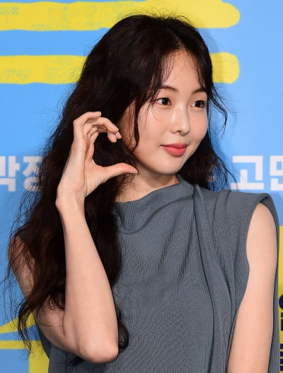 [TEN포토] 금새록 '이쁜 볼하트'