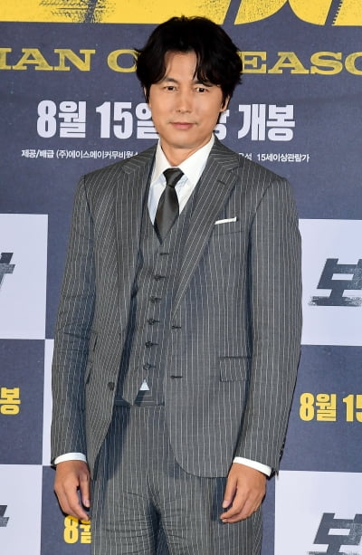 [TEN포토] 정우성 '긴장하는 신인감독'
