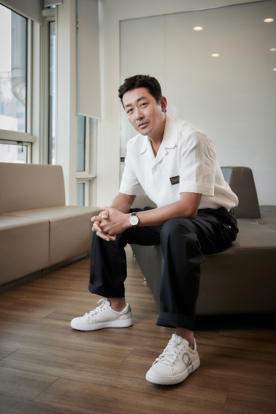 하정우, 어제의 동지가 오늘의 적? "김용화·류승완 감독과 문자로 응원" [인터뷰①]