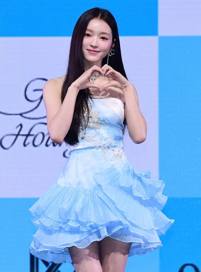 [TEN포토] 오마이걸 유아 '점점 빠져드는 하트'