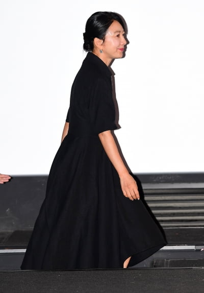 [TEN포토] 김희애 '우아한 벌걸음'